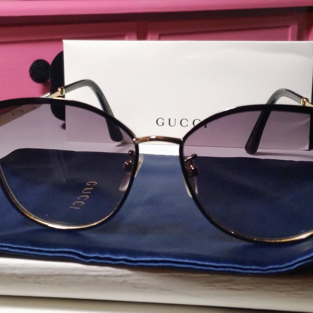 Gucci Women's Sunglasses with Black and Gold Frame